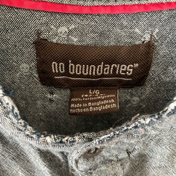 No Boundaries Large Collarless Crossbones Button - Picture 2 of 6